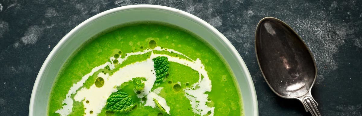 Teller mit gesunder Suppe – ideal für die Diabetes-Typ-2-Ernährung