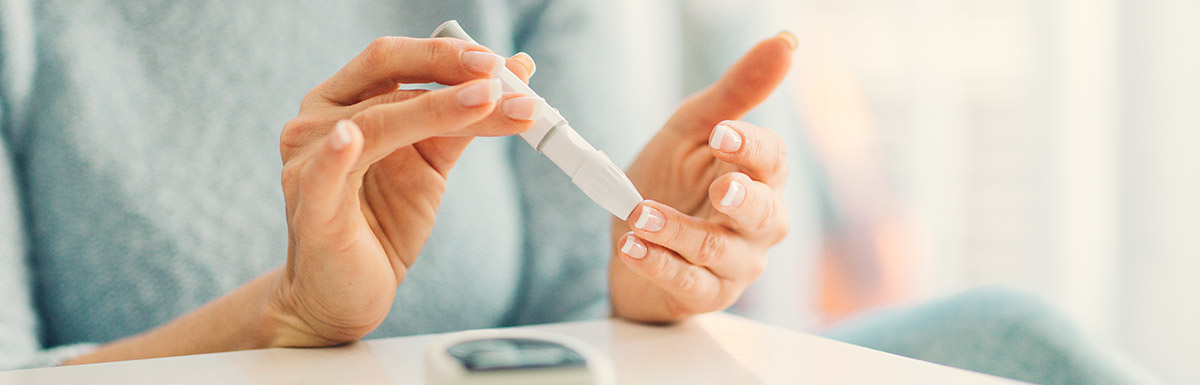 Der Diabetes-Test mit dem Blutzuckermessgerät gehört zur täglichen Routine eines Diabetikers