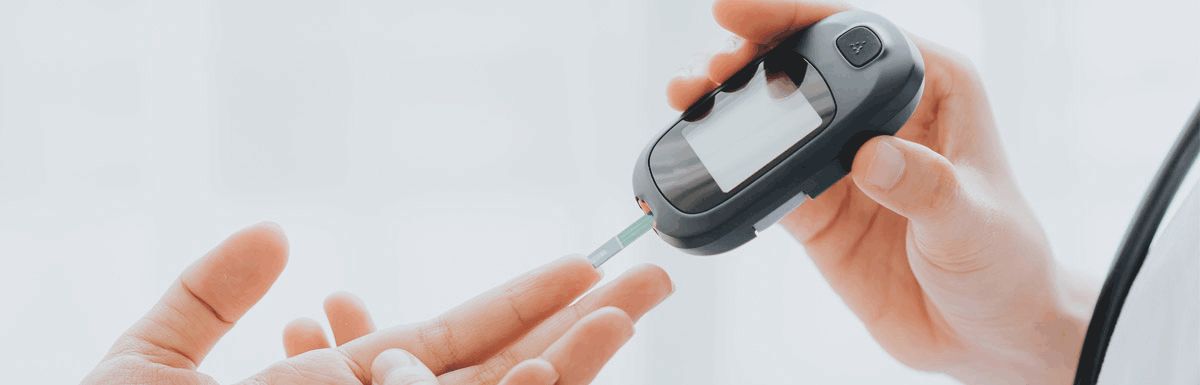 Ein Diabetiker misst seine Blutzuckerwerte mit einem elektronischen Messgerät.