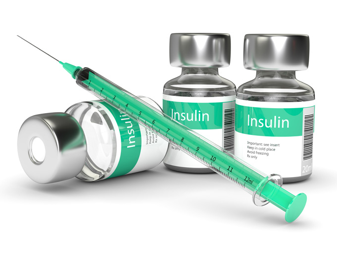 Drei Insulinfläschchen mit einer Spritze: Hilfsmittel bei Diabetes Typ 3.