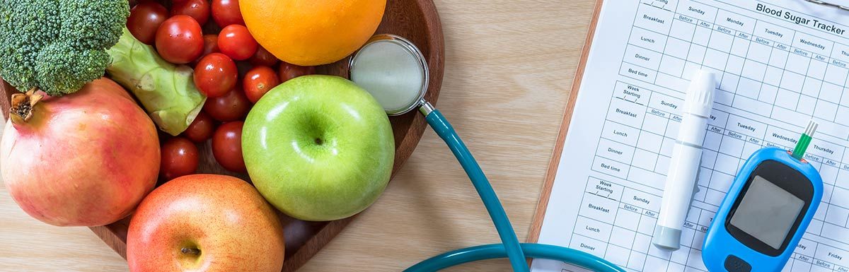 Obst und Gemüse mit einem Blutzuckermessgerät um das Thema Ernährung bei Altersdiabetes darzustellen