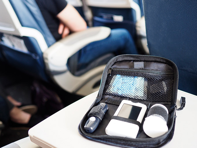 Diabetes Koffer mit Blutzuckermessgerät im Flugzeug