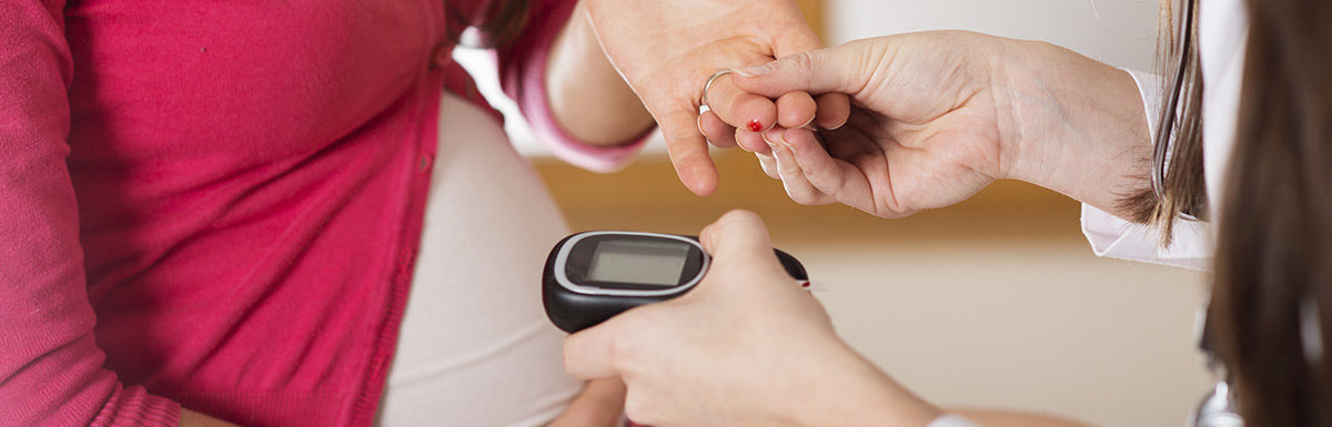 Schwangere Frau macht Diabetes Test
