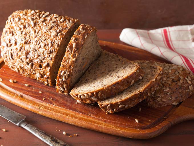 Ein Laib Vollkornbrot mit Scheiben