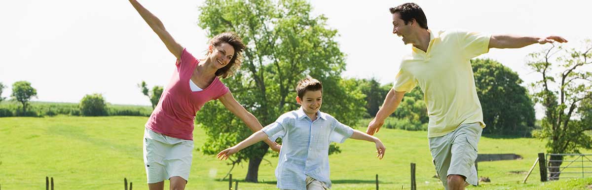 Ein Elternpaar mit ihrem Sohn: Innerhalb der Familie sind bestimmte Gene, die Diabetes begünstigen, vererbbar.