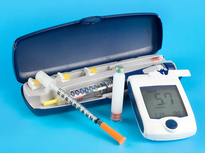 Ein typisches Set zur Behandlung von Diabetes Typ 1: Blutzuckermessgerät, und Insulinspritzen.