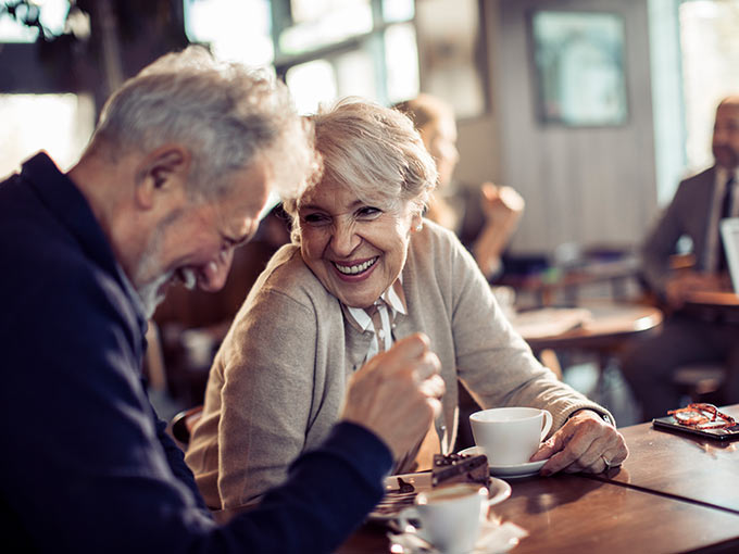 Älteres Paar sitzt im Café - die Erfahrungen mit Glycowohl bei Diabetes als Begleittherapie schildern viele Patienten als positiv.