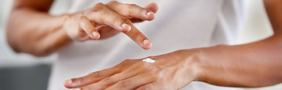 Diabetiker sollten besonderen Wert auf Hautpflege legen - zum Beispiel regelmäßig die Hände eincremen.